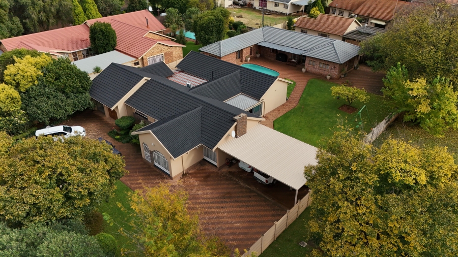 6 Bedroom Property for Sale in Flamwood North West